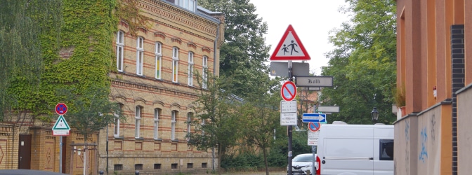 Achtung, Kinder: Dieses Verkehrsschild steht als Warnung für Autofahrer in der Nähe von pädagogischen Einrichtungen.