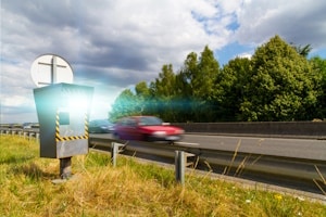 Auf der B8 werden Blitzer vorzugsweise in Ballungsräumen positioniert. 