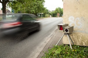 Häufig lauern mobile Blitzer auf der B432 auf Baustellen.