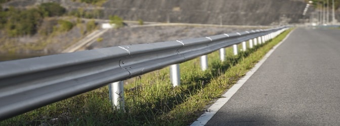 Fahrzeugrückhaltesysteme sind zum Beispiel Geländer aus Stahl, die abkommende Fahrzeuge aufhalten.