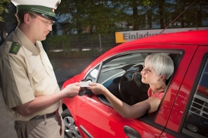 Fahrzeugschein verloren? Wenn der Brief bei der Bank liegt, müssen Sie bei einem Leasingwagen mit dem Eigentümer Rücksprache halten.