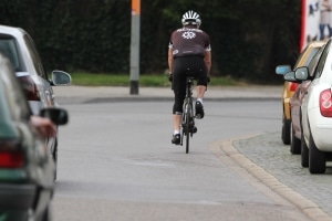 Wer trotz Radwegebenutzungspflicht auf der Straße fährt, riskiert einen Bußgeldbescheid.