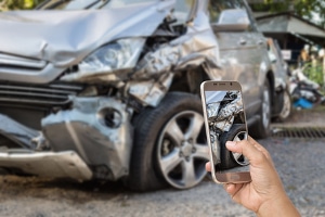 Wichtiger als die Schuldfrage nach dem Autounfall ist der Unfallbericht, der mit Fotos untermauert werden sollte.