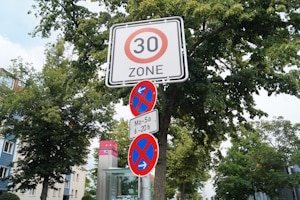 Verkehrszeichen bzw. Straßenschilder aufstellen: Welche Vorschrift gilt wann?